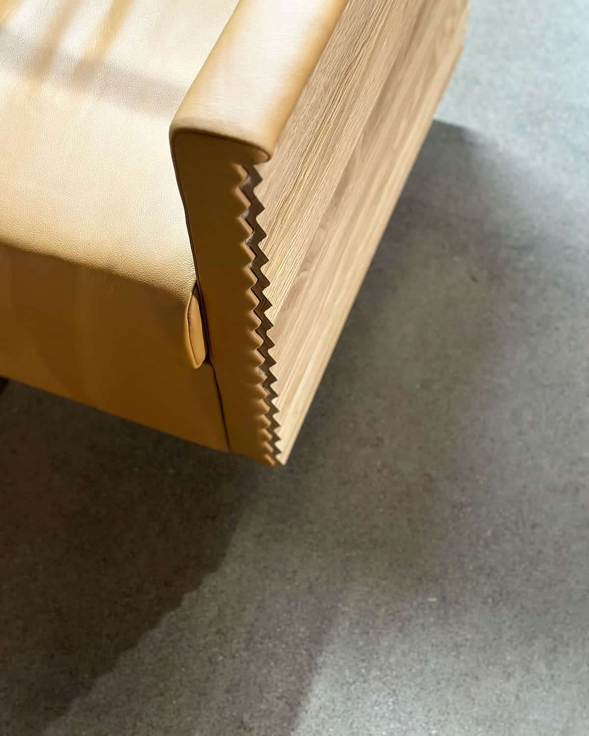 Chaise de 1991 dans un espace public